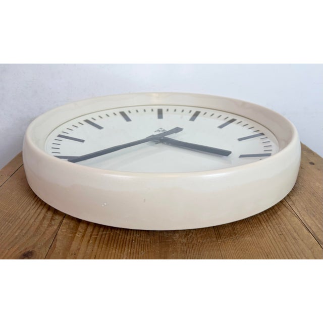 Large Industrial Bakelite Factory Wall Clock from Pragotron, 1960s For Sale - Image 13 of 18
