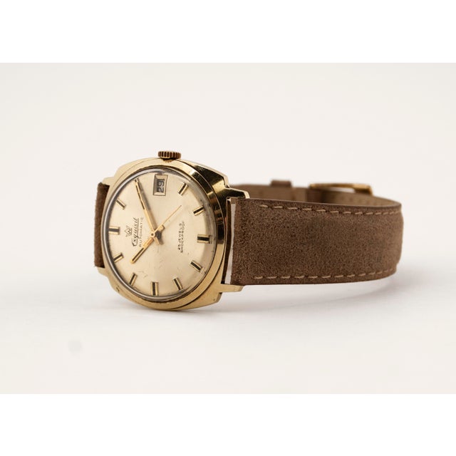 This minimalist automatic timepiece from the 1970s stands out with its balanced proportions and clean, geometric form. The...