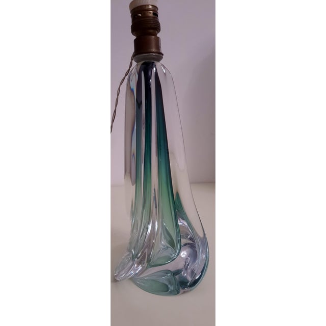 Mid-Century Modern Emerald Green Crystal Table Lamp attributed to Val Saint Lambert, 1950s For Sale - Image 3 of 15