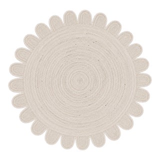 Solid White Scallop Round Jute Rug 7x7Ft. For Sale