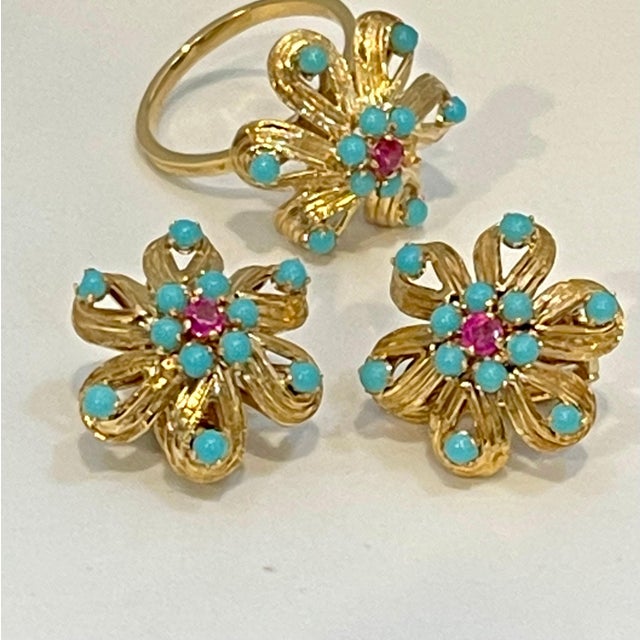 4 Ct Natural Turquoise & Ruby 18 Kt Yellow Gold Flower Ring & Earring Set 20Gm For Sale - Image 12 of 18