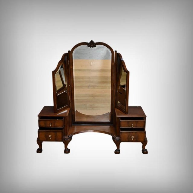 This dressing table in solid and veneered walnut, made in England in the 1930s, perfectly illustrates the elegance of the...