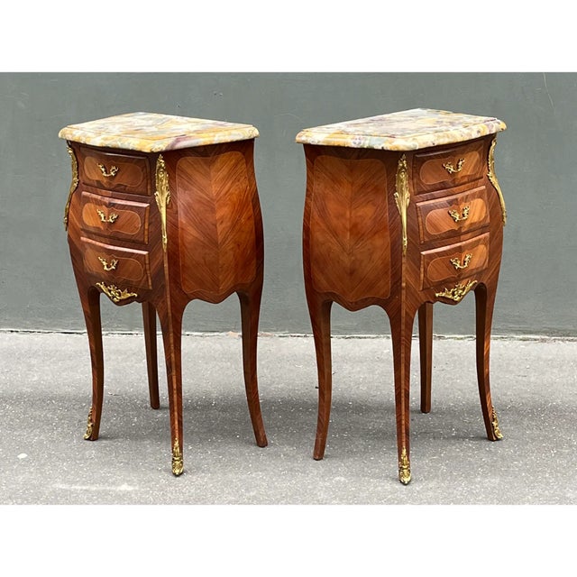 French 1920s Pair of French Louis XV Style Rosewood Nightstands For Sale - Image 3 of 13