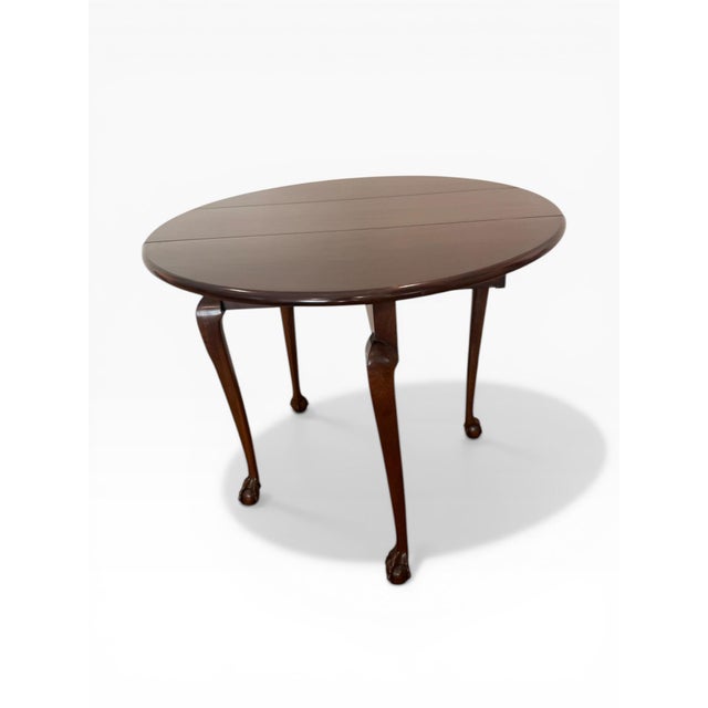 A finely crafted drop-leaf table by Kittinger, produced as part of their renowned Colonial Williamsburg collection....