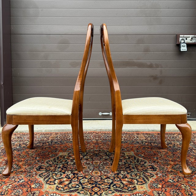 Late 20th Century Vintage Thomasville Winston Court Collection Queen Anne Solid Cherry Dining Chairs - A Pair (A) For Sale - Image 5 of 16