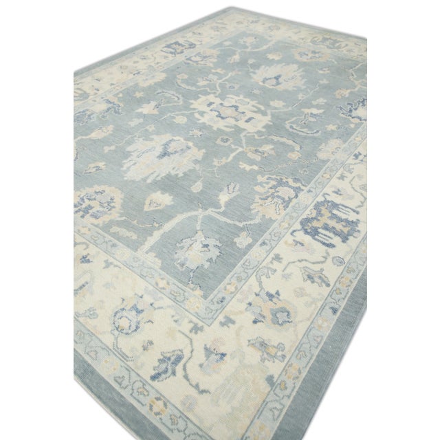 This modern Turkish Oushak rug is a stunning piece of art that has been handwoven using traditional techniques by skilled...