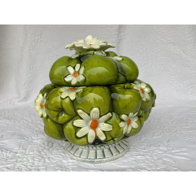 The cheeriest cookie jar around! From Inarco’s fruit-centric line of ceramics, this Green Apples and Daisies cookie jar...