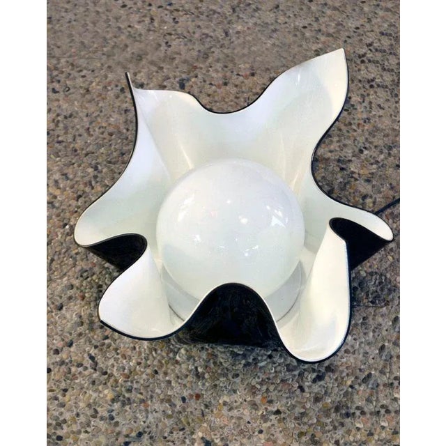 This 'Fazzoletto' table or floor lamp was produced by Guzzini in Italy in the 1970s. It features 2 plastic sheets...