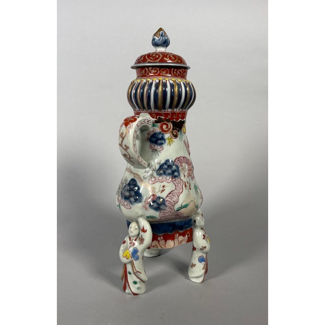 Tripod Fountain in Imari Porcelain, Japan, 1700 For Sale - Image 3 of 6