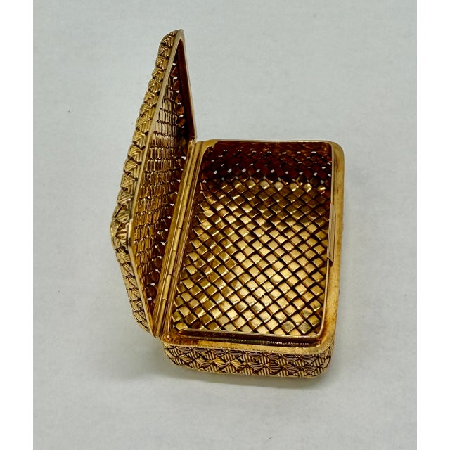 French Circa 1950 Van Cleef & Arpels 18k Basketweave Pill Box For Sale - Image 10 of 14