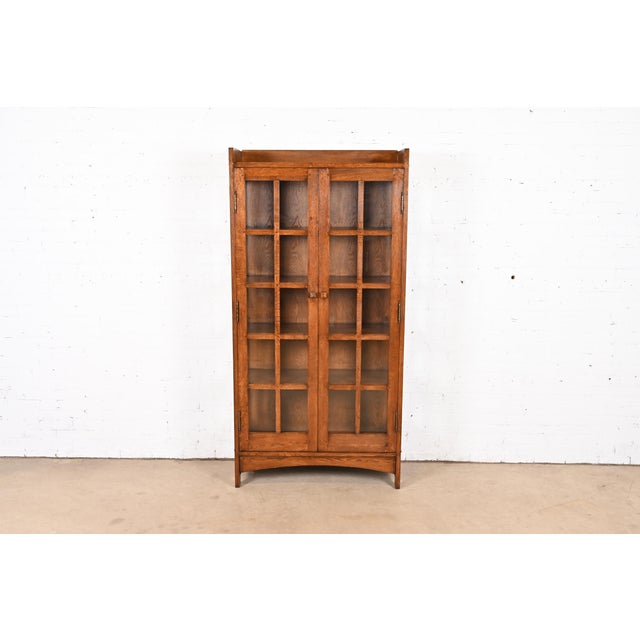A beautiful Mission or Arts & Crafts style bookcase cabinet In the manner of Gustav Stickley USA, Circa Late 20th Century...