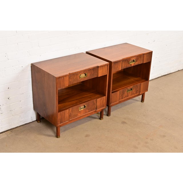 John Widdicomb 1960s John Widdicomb Mid-Century Modern Hollywood Regency Sculpted Walnut Nightstands, Pair For Sale - Image 4 of 12