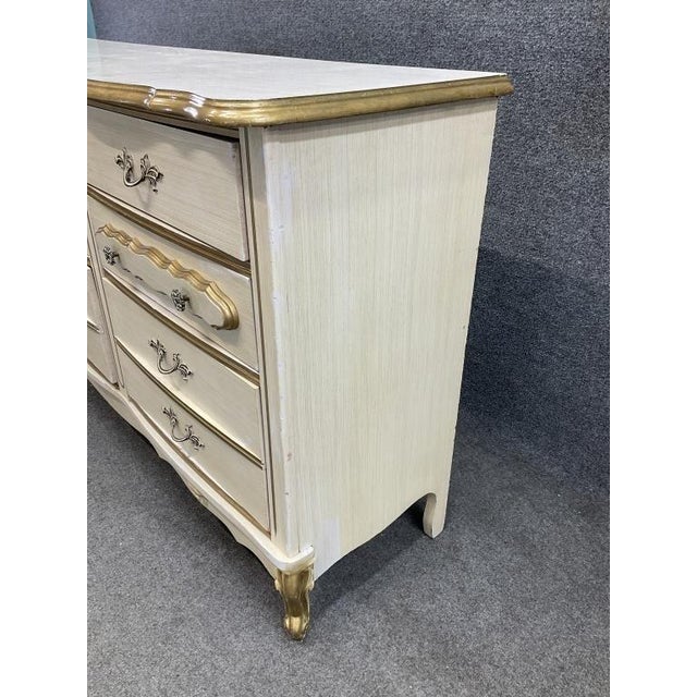 Vintage French Provincial Cream & Gold Triple Dresser | Louis XV Style Bedroom Bureau For Sale - Image 4 of 4