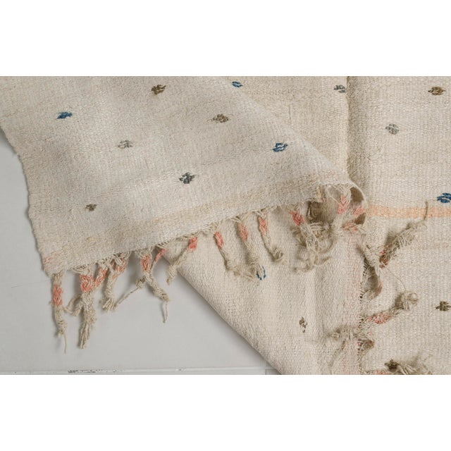 1950s Anatolian Oushak Hemp Kilim Rug For Sale - Image 5 of 10