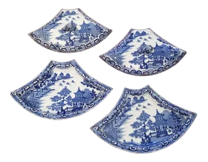 Four Chinoiserie Blue and White Pieces