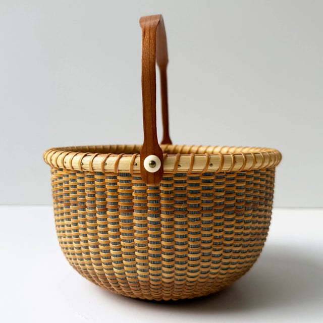 American Vintage Signed Nantucket Lightship Basket – Handcrafted With Bone Handle & Geometric Pattern For Sale - Image 3 of 7