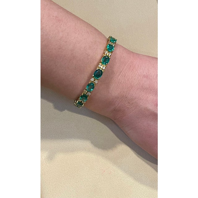 Contemporary 15 Carat Natural Emerald & Diamond Cocktail Tennis Bracelet 14 Karat White Gold For Sale - Image 3 of 18