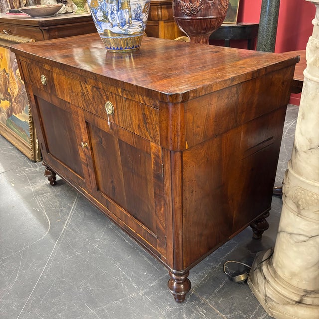Splendid antique Charles X sideboard in veneered walnut from the early 19th century, made with two doors and a large...