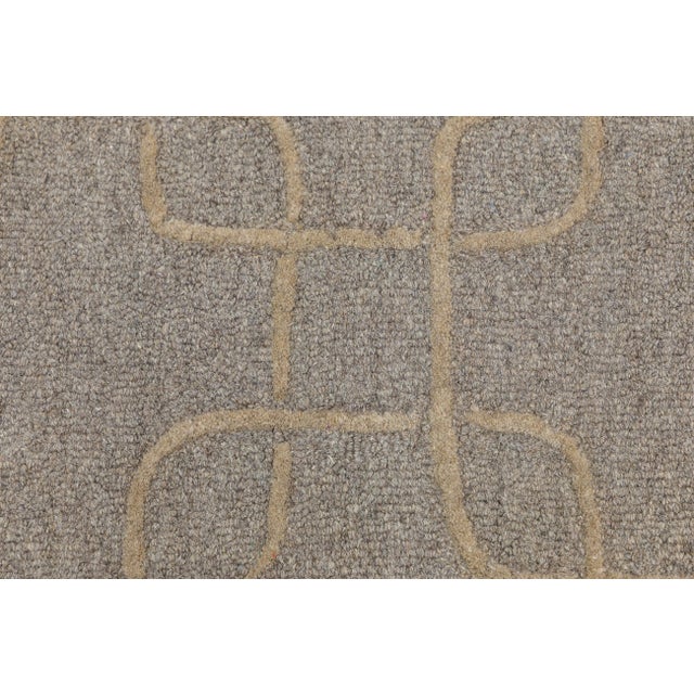 Geometric Interlocking Links Modern Hand-Tufted Wool Rug – Earthy Taupe & Cream For Sale - Image 10 of 10