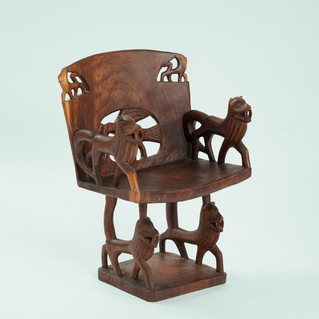 Wood 20th Century Fon Dignitary Monoxyl Carved Wood Armchairs and Table Set, Benin, 1954, Set of 3 For Sale - Image 7 of 18