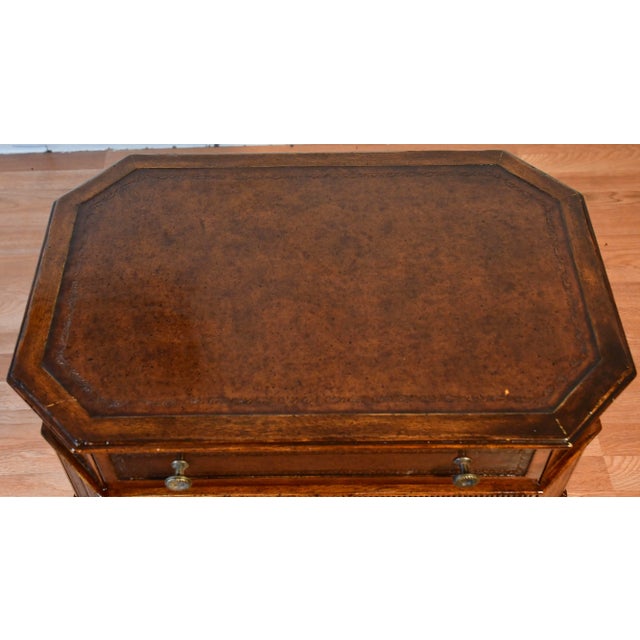 We are pleased to offer this beautiful Duncan Phyfe style side table / Nightstand, from the 1930s . This Table is made of...