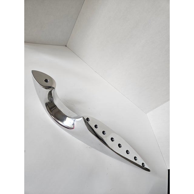 Lovely lines, so elegant. A piece of art for your holiday table!