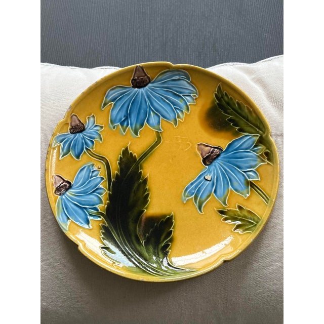 Art Nouveau Early 1900s German Majolica Blue Daisy Plate For Sale - Image 3 of 7