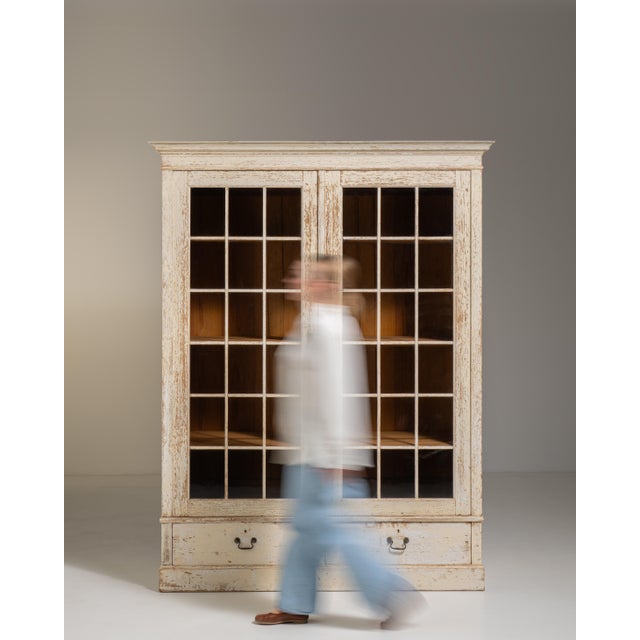 French White Patinated Vitrine France Early 20th Century For Sale - Image 4 of 15