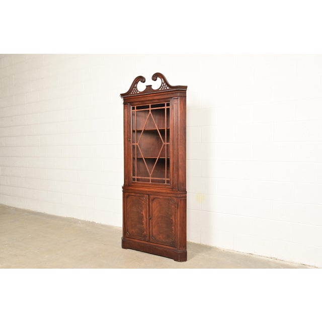 English Baker Furniture Style Georgian Flame Mahogany Corner Cabinet, Circa 1940s For Sale - Image 3 of 11