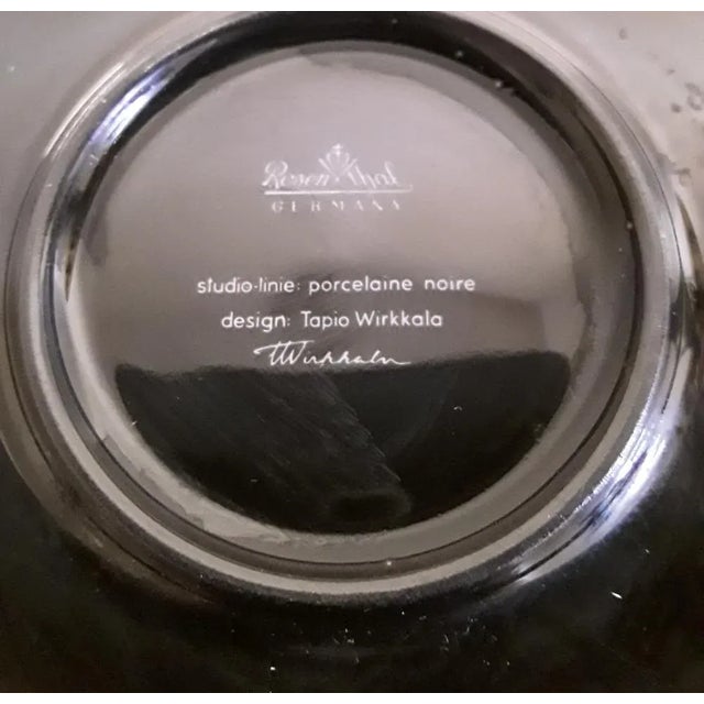 Rosenthal Vintage Serving Plate in Porcelain Noire with Gold-Colored Decor attributed to Tapio Workkala for Rosenthal Studio Line For Sale - Image 4 of 5