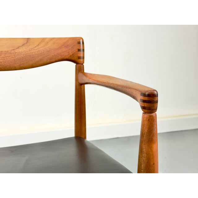 High-quality and very comfortable armchair made of solid teak with beautifully shaped armrests and exquisite details,...
