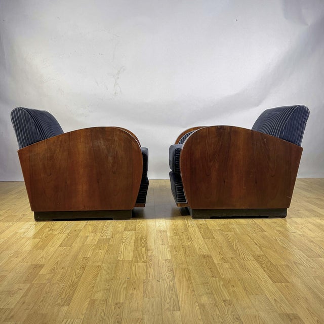 This splendid pair of art deco armchairs dating back to the 1930s represents a masterful example of period design. The...