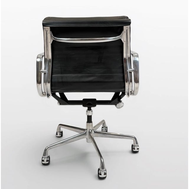 Late 20th Century Herman Miller Eames Aluminum Group Soft Pad Management Chair – Black Leather For Sale - Image 5 of 11