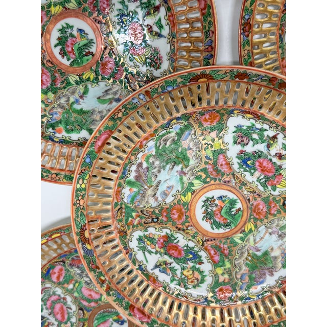Green Set of Eight Chinese Export Reticulated Rose Medallion Plates, 19th Century #2 For Sale - Image 8 of 10