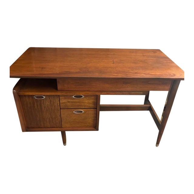 1950s Attributed to Hooker Furniture Mid Century Modern , Large Writing Desk in Walnut For Sale