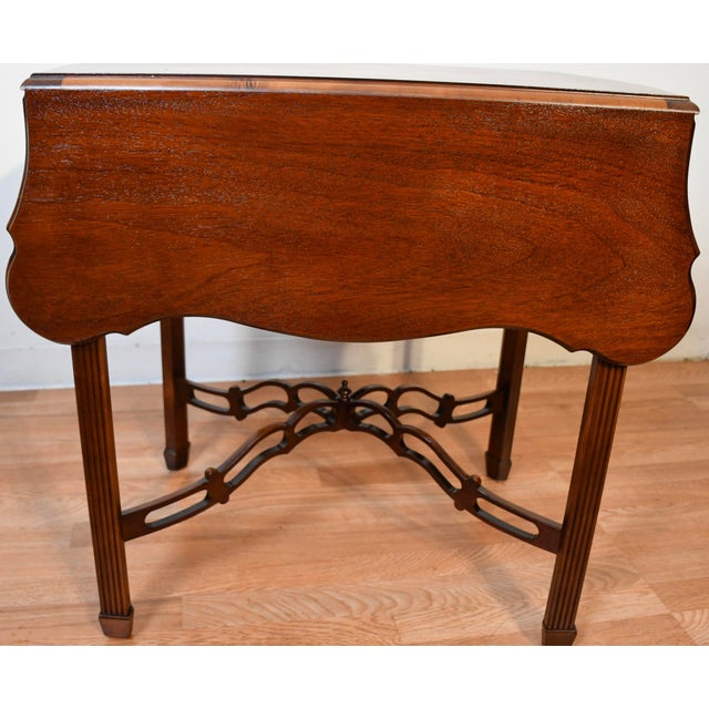 1950s English Chippendale Mahogany Drop-Leaf Side / Pembroke Table For Sale - Image 10 of 17