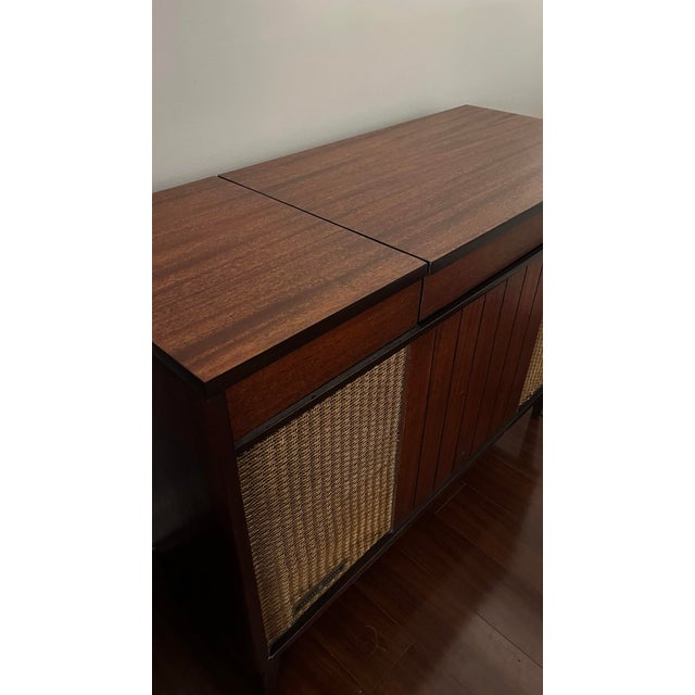Vintage Mid Century Modern Ge Stereo Console Record Player / Radio Cabinet For Sale - Image 9 of 11