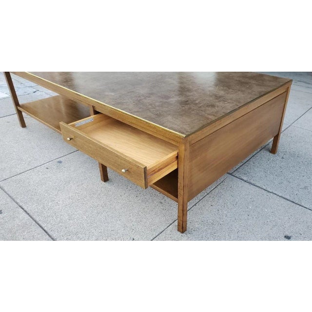 Calvin 1950s Paul McCobb for Calvin Coffee Table Leather Top Philippine Mahogany Brass Trim For Sale - Image 4 of 13