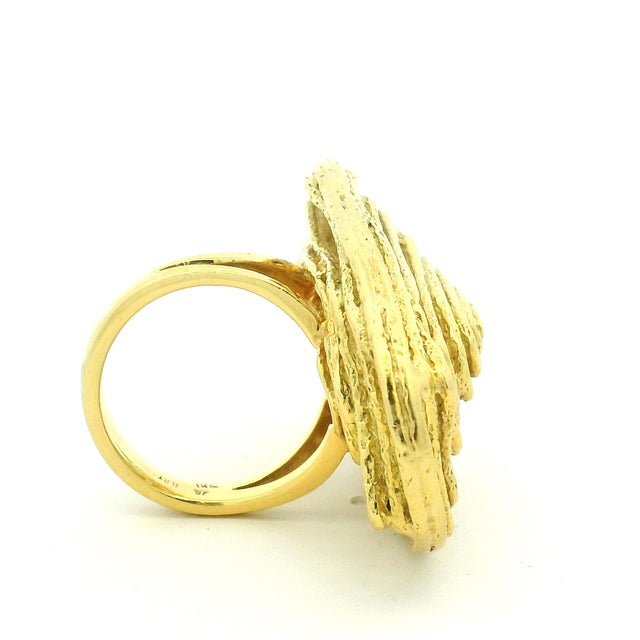 Mid-Century Modern 1970s Italian Modernist 18k Gold Openwork Spiral Statement Ring, Size 6 For Sale - Image 3 of 15