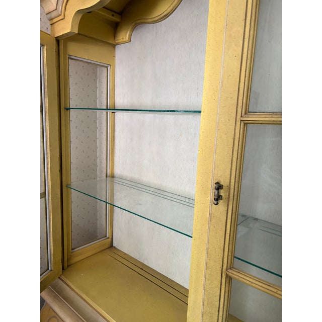 1970s Vintage Drexel French Provincial China Cabinet For Sale - Image 5 of 6