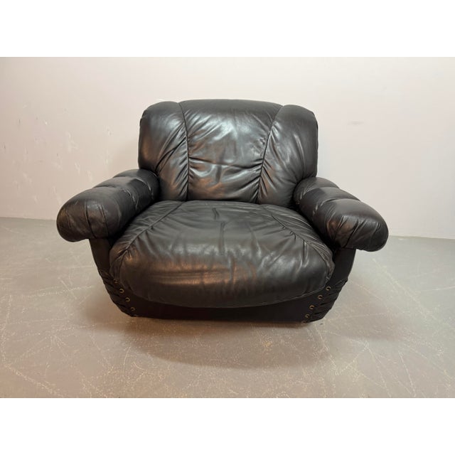 Large Italian Space Age Postmodern Black Leather Lounge Chair with Brass Buttons and Cord Lacing from Busnelli, 1970s For Sale - Image 6 of 10