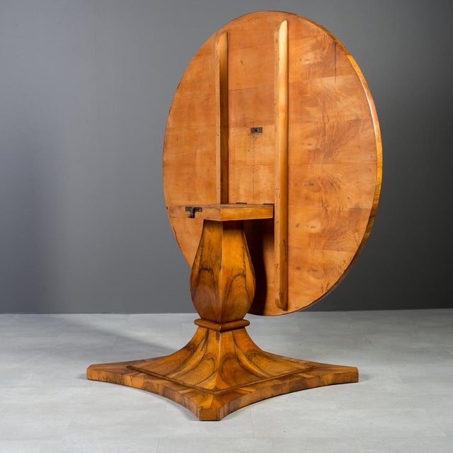 Antique German Biedermeier Round Tilt-Top Table in Walnut, 1800s For Sale - Image 6 of 15