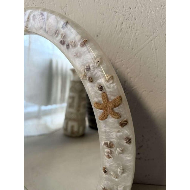 This round vintage mirror from the 1970s is a characterful and decorative object with a distinctly bohemian feel. The...