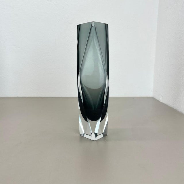 Faceted Murano Glass Sommerso Vase from Mandruzzato, Italy 1970s For Sale - Image 3 of 18