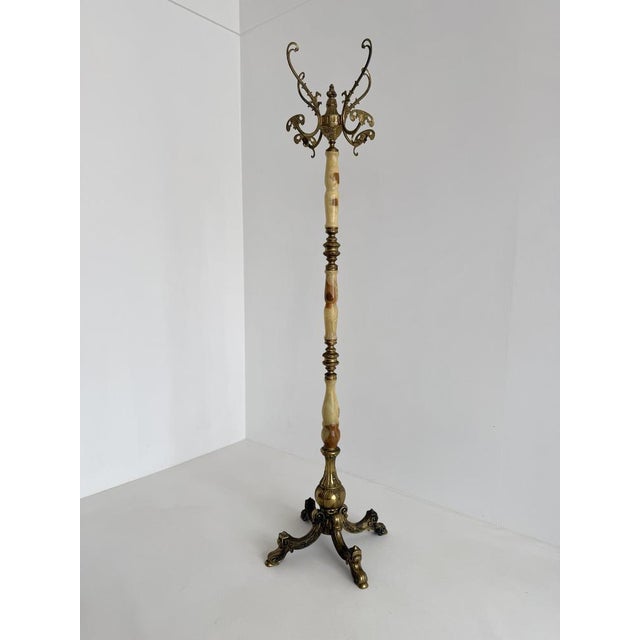 An exceptional Italian hall stand from the 1960s, crafted from luxurious onyx marble and finely detailed brass. Combining...