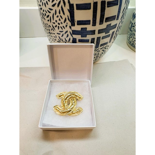 Chanel Vintage Classic Chanel Quilted Matelasse CC Logo Brooch Gold Plated 2.5" Gift Idea For Sale - Image 4 of 9