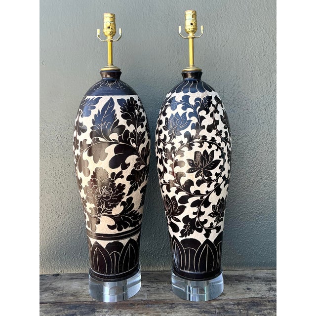 This exquisite pair of vintage ceramic table lamps captures a sophisticated blend of traditional Chinoiserie and...