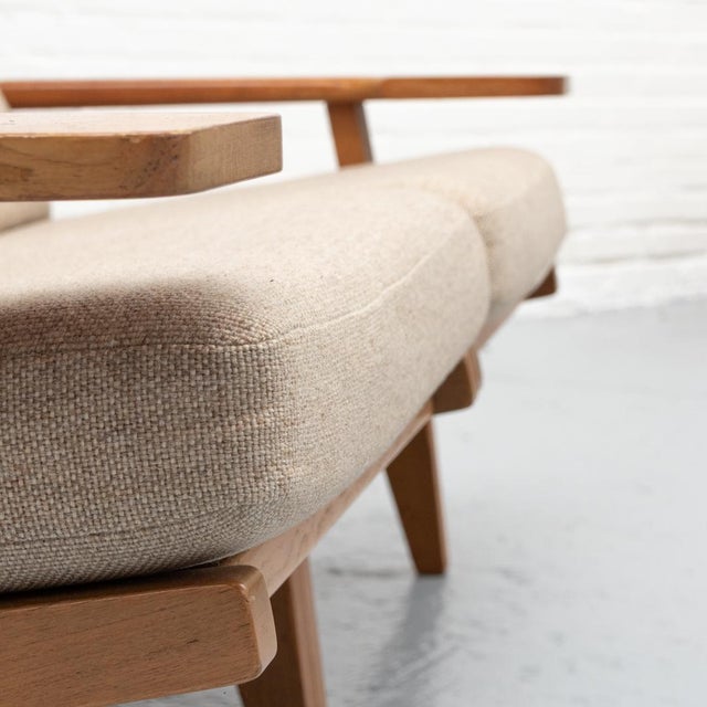 GE-375/2 Two-Seater Sofa by Hans Wegner for Getama For Sale - Image 4 of 15