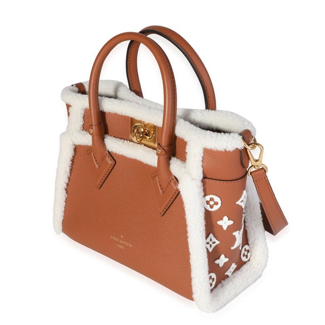Item #: 118596 Exterior Material: Leather MSRP: 5,000 Exterior Material (Specific): Shearling Size: PM Interior Material:...