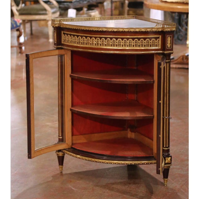 19th Century Parisian Louis XVI Mahogany & Ormolu Corner Vitrine With Marble Top For Sale - Image 4 of 12